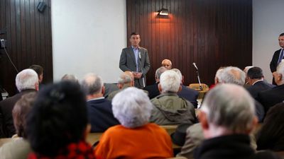 2016/10/Kryetari-Veseli-vizitoi-Lidhjen-e-Pensionisteve-3.jpg