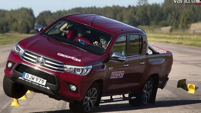 2016/10/Toyota-Hilux-i-ri-nuk-ia-del-t-i-kryej-disa-manovra-edhe-pse-me-shpejtesi-te-ulet-foto.jpg