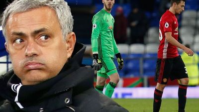 2016/12/Manchester-Uniteds-David-De-Gea-and-Matteo-Darmian-look-dejected-after-the-game-e1481024771309.jpg