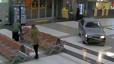 2016/12/Hyri-me-veturë-në-aeroport-duke-ikur-nga-Policia-shkaktoi-mbi-100-mije-euro-deme-foto.jpg