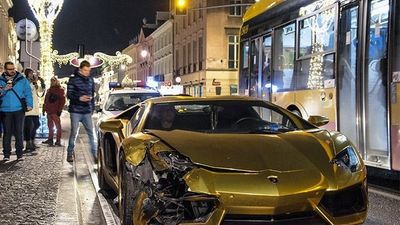 2017/01/Lamborghini-Aventador-përplaset-në-trafik-duke-marre-disa-demtime-foto.jpg