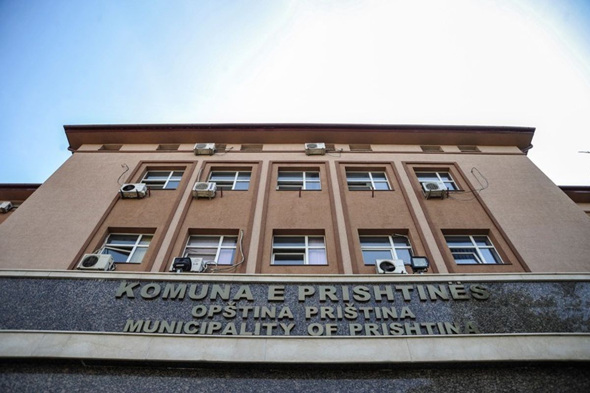 Vetëvendosje dorëzon kërkesë në polici për hetimin e kontratës 950 mijë euro të Komunës së Prishtinës për mbeturinat Vetëvendosje dorëzon kërkesë në polici për hetimin e kontratës 950 mijë euro të Komunës së Prishtinës për mbeturinat