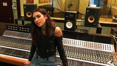 2017/03/dua-lipa-studio.jpg