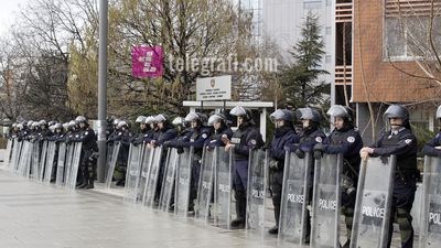 2017/04/policia-pran-nderteses-se-kuvendit-19-shkurt-Foto-Ridvan-Slivova-1.jpg