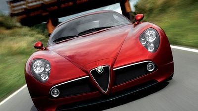 2017/06/Kështu-duket-ngasja-e-makinës-së-rrallë-Alfa-Romeo-8C-Competizione-foto.jpg