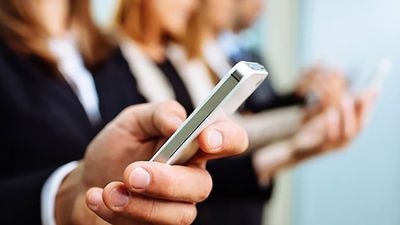 2017/06/1396463582-4-ways-stop-people-from-using-phones-during-meetings-e1497364769230.jpg