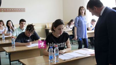 2017/06/Arsim-Bajrami-vizitoi-nxensit-ne-Testin-Provimi-i-matures-2017-foto-Ridvan-Slivova-6.jpg