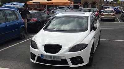 2017/07/Bllokon-katër-vende-parkimi-per-te-mbrojtur-makinen-Seat-te-prodhuar-para-dhjete-vitesh-foto.jpg
