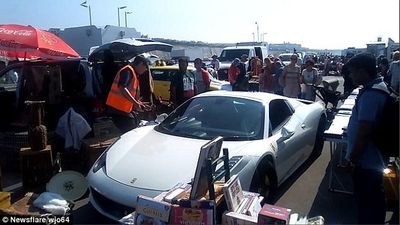 2017/07/Makinën-Ferrari-e-la-në-parking-te-nesermen-e-gjeti-ne-mes-te-tregut-foto.jpg