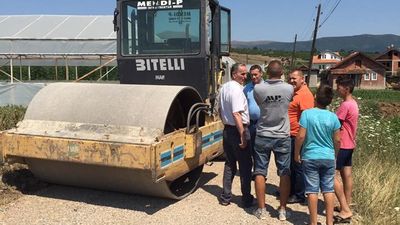2017/07/Kryetari-Vehapi-viziton-projektet-të-cilat-janë-duke-u-realizuar-në-fshatrat-Kramovik-Qifllak-dhe-Guri-i-Kuq-foto-4-e1500274102591.jpg