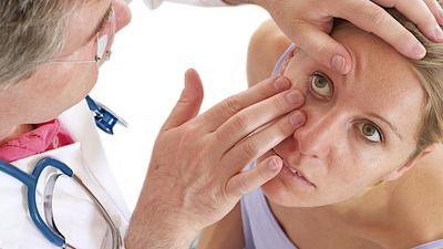 2017/08/doctor-examines-womans-eye.jpg