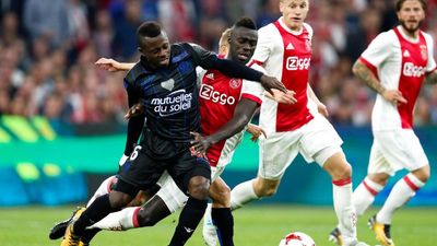 2017/08/l-r-jean-michel-seri-of-ocg-nice-davinson-sanchez-of-ajax-donny-van-de-beek-of-ajax-lasse-schone-of-ajax-during-the-uefa-champions-league-third-20170804183312-6044.jpg