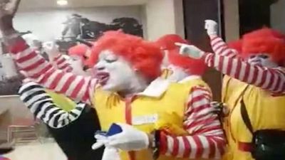 2017/10/Të-veshur-me-maskota-hyne-ne-lokalin-rival-dhe-ofenuan-punonjesit-foto.jpg