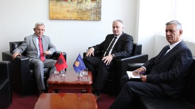 2017/10/3.-Ministri-i-MFSK-se-Berisha-priti-ambasadorin-e-Shqipërisë-në-Kosovë-Qemal-Minxhozi-05.10.2017.jpg