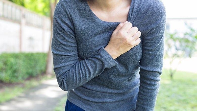 2017/11/womanwithchestpain.jpg