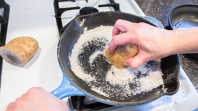 2016/12/How-to-clean-and-season-a-dirty-or-rusty-cast-iron-pan-by-scrubbing-with-coarse-salt-and-a-potato.jpg