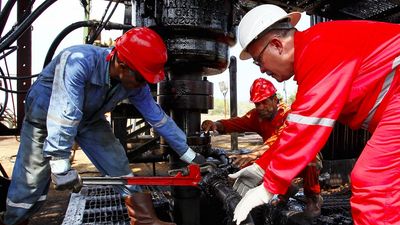 2018/04/oil-pump-workers-venezuela.jpg