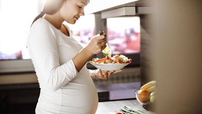 2018/05/pregnant-woman-foods-eating-e1525338183865.jpg