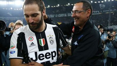 2018/07/higuain-sarri.jpg