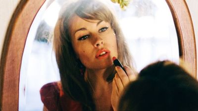 2018/07/landscape-1460569421-woman-applying-makeup.jpg