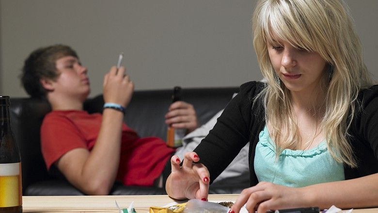 2018/10/bigstock-Teenage-Couple-Taking-Drugs-At-13909049.jpg