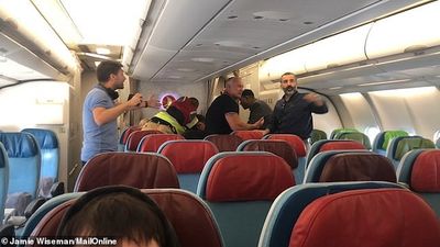 2018/10/4926832-6261443-Argument_Several_passengers_demanded_that_the_man_be_thrown_off_-a-69_1539189568272-e1539197564509.jpg