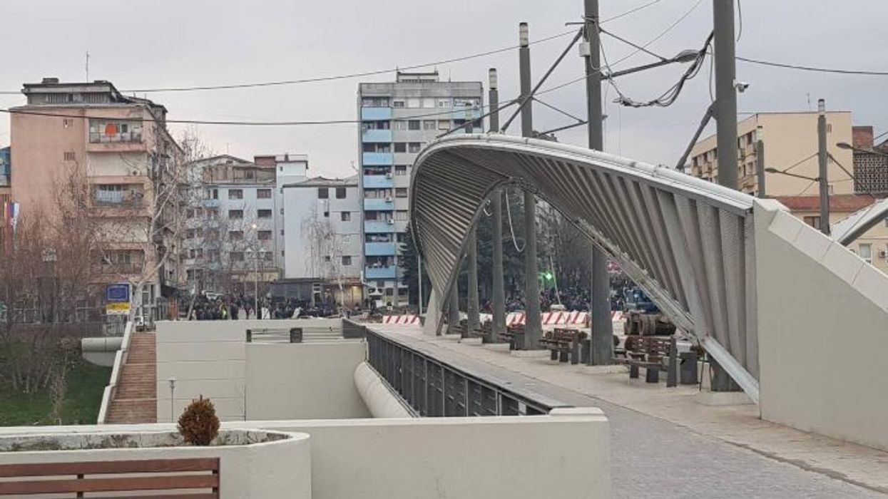 Mbillen mbi 100 karanfila mbi urën e Ibrit, Peci bënë thirrje për një Mitrovicë më të gjelbër Mbillen mbi 100 karanfila mbi urën e Ibrit, Peci bënë thirrje për një Mitrovicë më të gjelbër