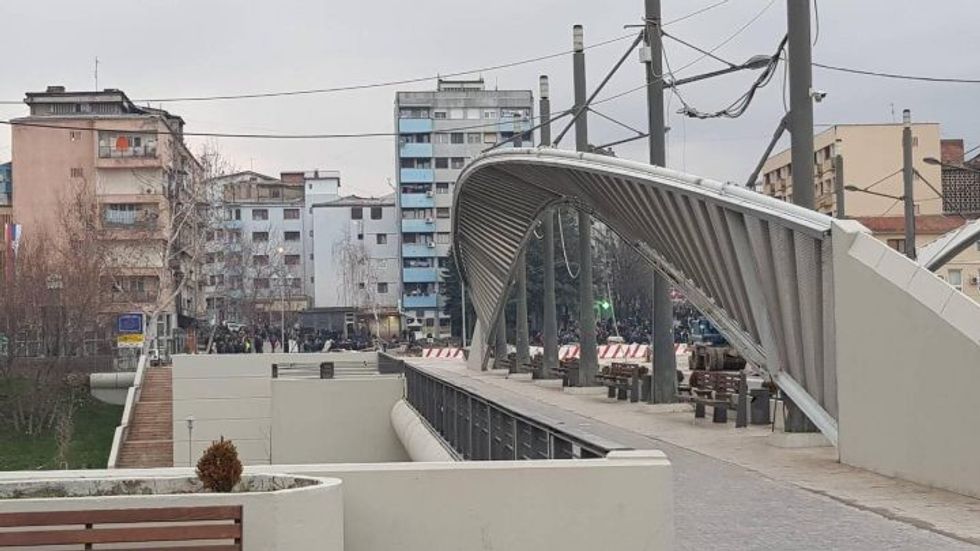 Mbillen mbi 100 karanfila mbi urën e Ibrit, Peci bënë thirrje për një Mitrovicë më të gjelbër