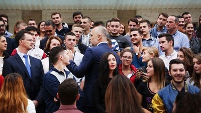 2018/12/Edi_Rama-me-studentet.jpg