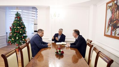 2018/12/Presidenti-Thaçi-takoi-kryesuesit-e-Ekipit-Negociator_1-e1545665019610.jpg