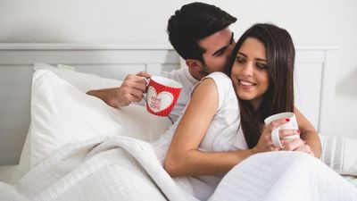 2019/01/couple-with-coffee-cups-in-bed_23-2147595920.jpg