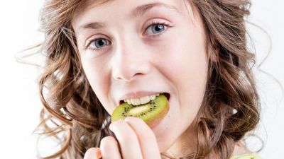 2019/01/young-girl-eating-kiwi-fruit.jpg