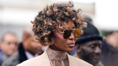 2019/01/naomi-campbell-curly-hair-t.jpg