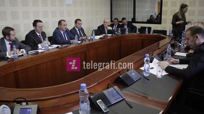 2019/02/Ekrem-Mustafa-raporton-ne-Komisionin-per-Integrime-Evropiane-foto-Ridvan-Slivova-8.jpg