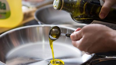 2019/02/20150320-cooking-olive-oil-vicky-wasik-3.jpg
