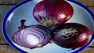 2019/05/eat-more-red-onions-it-prevents-heart-attack-lower-blood-sugar-and-blood-pressure.jpg