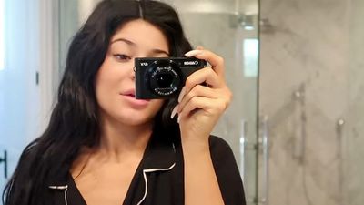 2019/06/Kylie-Jenner-Shares-a-Behind-the-Scenes-Look-at-a-Day-in.5pxresize1200630-1024x538.jpeg