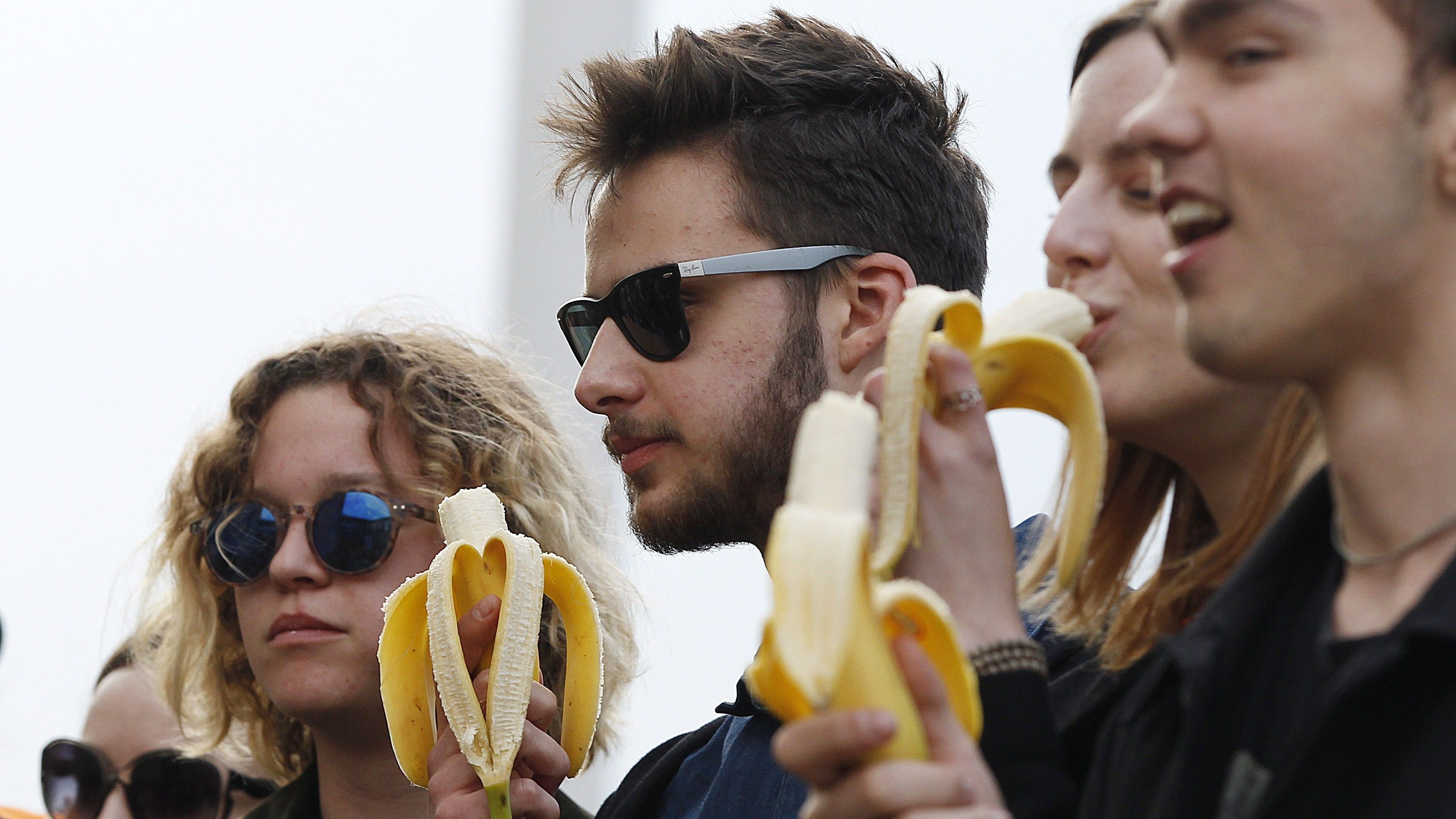 2019/10/ban-on-banana-eating-artwork-draws-ridicule-in-poland-136435848874702601-190429191106.jpg