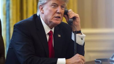 2020/03/donald-trump-phone.jpg