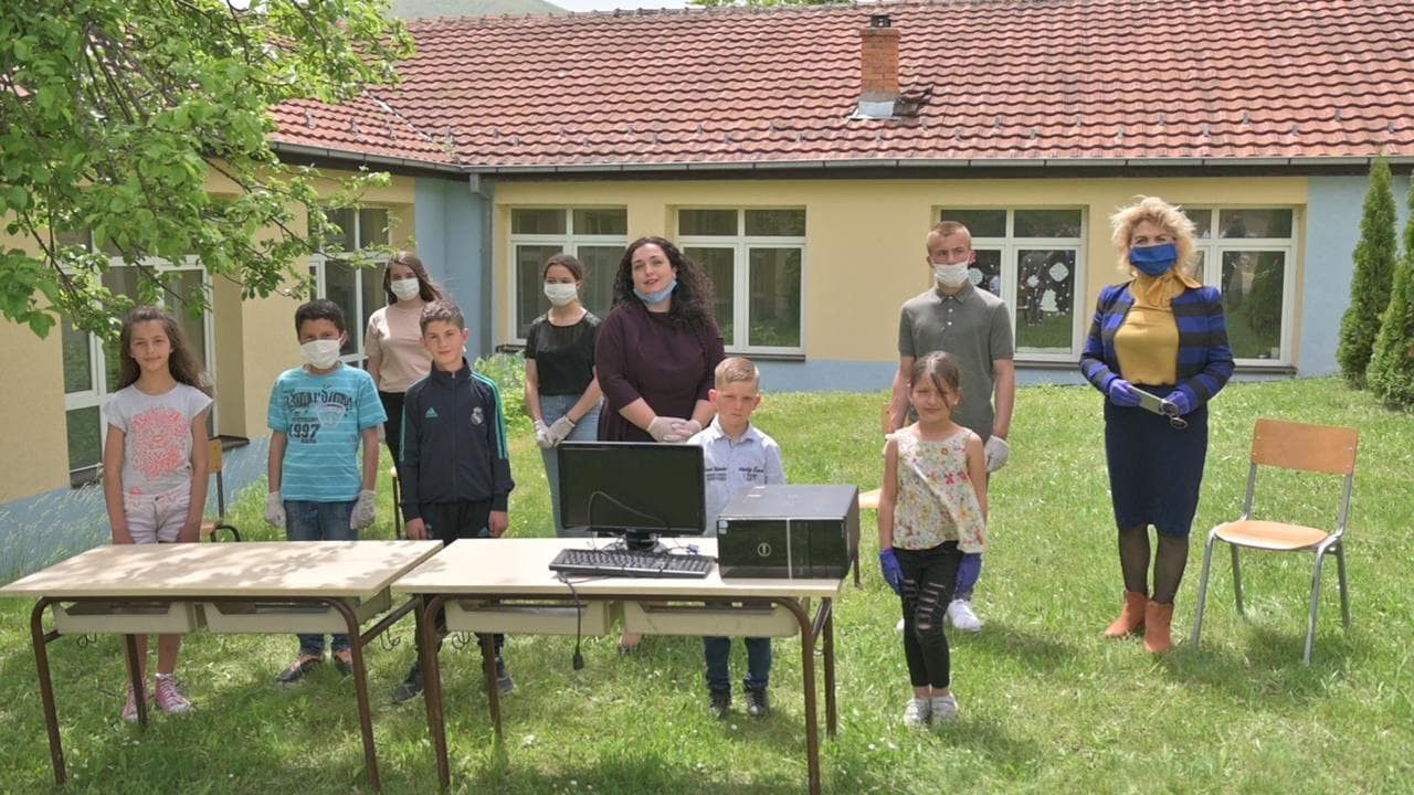 2020/05/2020_05_15_Kryetarja-e-Kuvendit-dr.-Vjosa-Osmani-vizitoi-disa-fshatra-të-Zveçanit-Leposaviqit-dhe-Zubin-Potokut-3.jpg