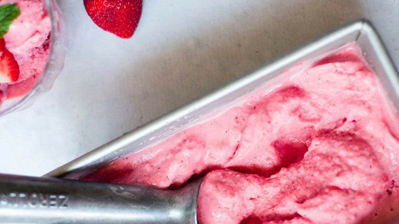 2020/06/4-ingredient-strawberry-frozen-yogurt.jpg