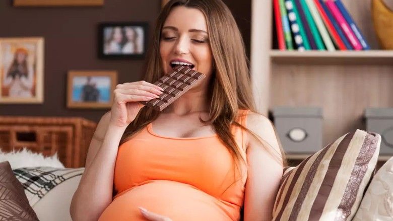 2017/04/eating-chocolates-during-pregnancy.jpg