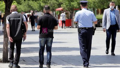 2020/09/policia-dhe-inspektoret-shqiptojne-gjoba-per-mos-respektim-venjen-e-maskava-foto-Ridvan-Slivova-3.jpg