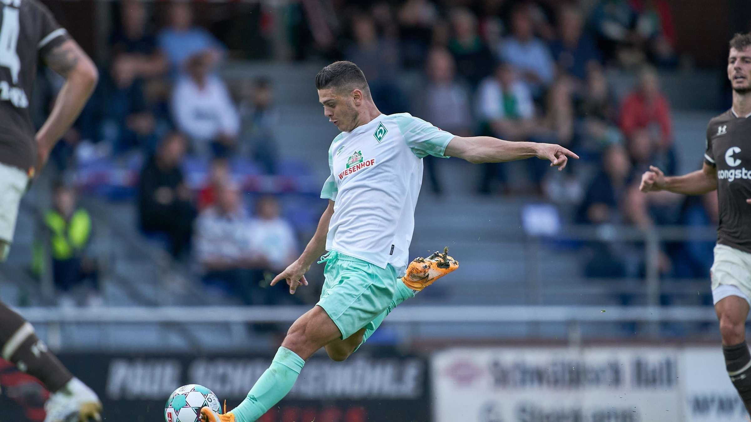 2020/09/23959262-milot-rashica-von-werder-bremen-schiesst-den-ball-testspiel-2kcOX5suCLea.jpg