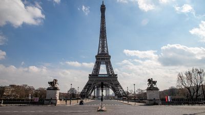 2020/09/diante-da-torre-eiffel-franca-tem-ruas-vazias-durante-pandemia-de-coronavirus-1585950814921_v2_1920x1280.jpg