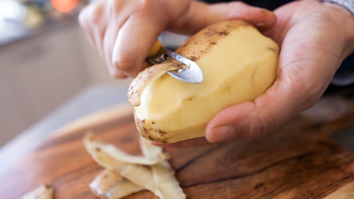 2020/11/how-to-peel-potatoes.jpg