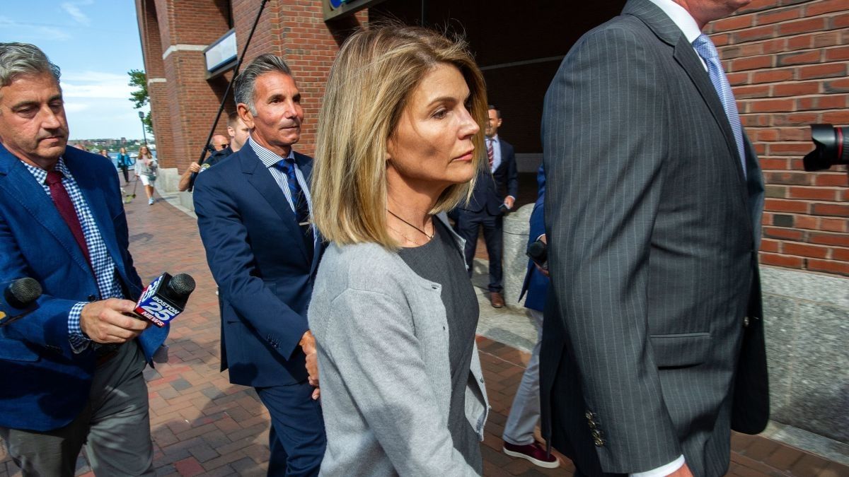 2020/12/https___cdn.cnn_.com_cnnnext_dam_assets_200509070003-lori-loughlin-august-2019-court.jpg