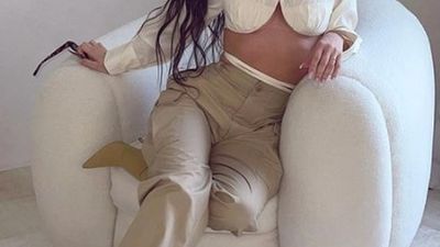2021/02/39480276-9277497-Amazing_Kim_looked_incredible_in_the_crisp_white_shirt_which_fea-a-14_1613742825690-e1613748462335.jpg