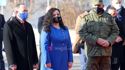2021/03/Ngritja-e-flamurit-shteteror-nga-Garda-Ceremoniale-e-FSK-se-Vjosa-Osmani-e-Avdullah-Hoti-foto-Ridvan-Slivova-15-e1639740061317.jpg