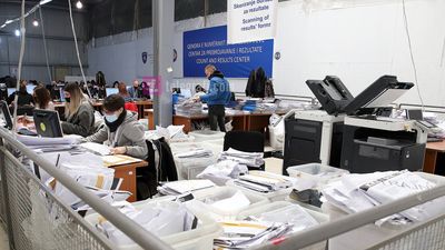 2021/03/QNR-Qendra-e-Numrimit-dhe-Rezultateve-Skanimi-i-formulareve-foto-Ridvan-Slivova-27.jpg